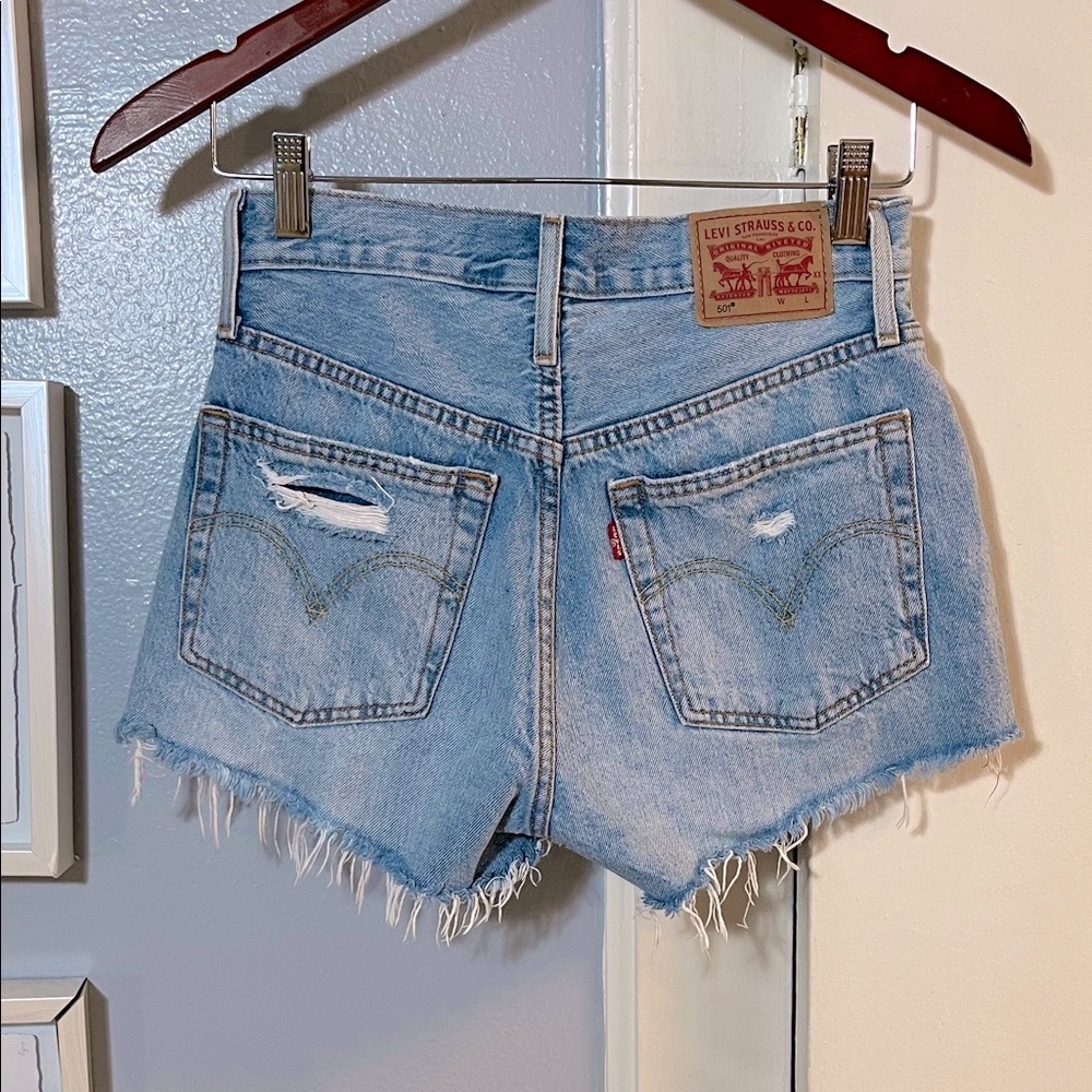 Levi’s Women’s 501 Distressed Button Fly Blue Jean Raw Hem Shorts Size 25 - Picture 2 of 7